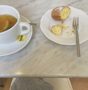 çay fincanı ve kaşık tahta masada kaşık.