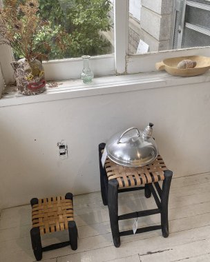 Mutfakta büyük ve küçük tahta bir masa.