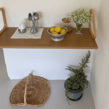 Beyaz çiçekli modern mutfak masası ve çatal bıçaklı ahşap raflar, fotokopi alanı olan beyaz duvar arka planı. yüksek kaliteli fotoğraf