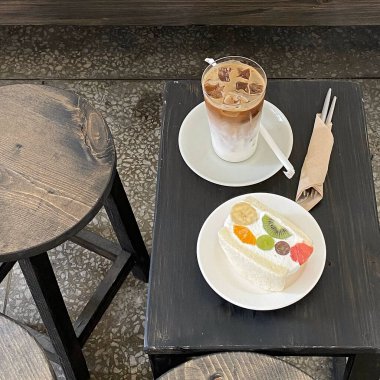 Kremalı ve kahveli lezzetli pasta.