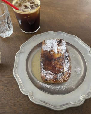 Bir fincan kahve ve dondurmalı tost.