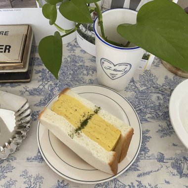 Yeşil çaylı beyaz ve sarı bir kekin yakın plan çekimi.