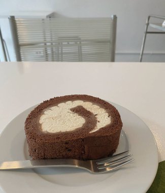 Beyaz tabakta çikolatalı kek.