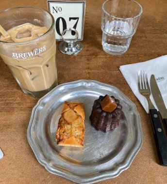 Bir bardak kahve ve bir fincan kapuçino.