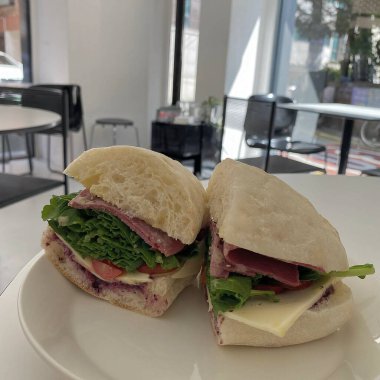 Masada marul ve jambonlu lezzetli bir sandviçin yakın çekimi.