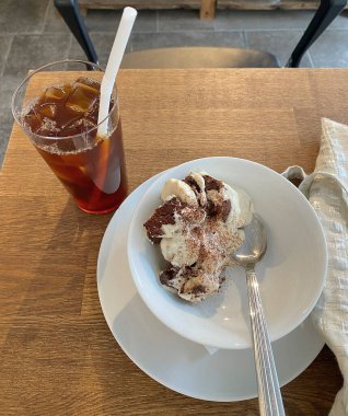 Dondurmalı ve tabakta kremalı çikolatalı dondurma.