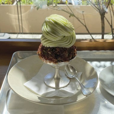 Bir fincan çayla birlikte yakın plan bir pasta fotoğrafı.