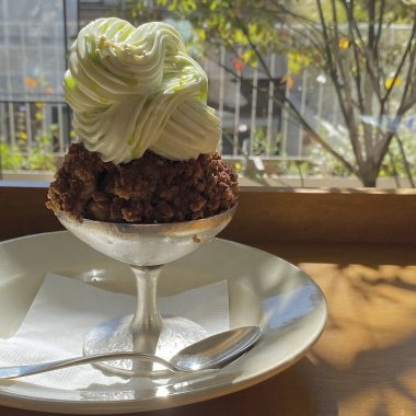 Dondurmalı lezzetli bir pastanın yakın çekimi.