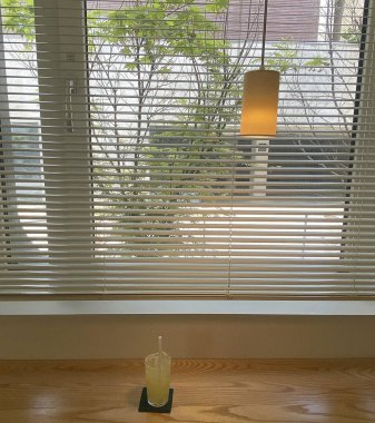 Modern bir apartmanın içinde.