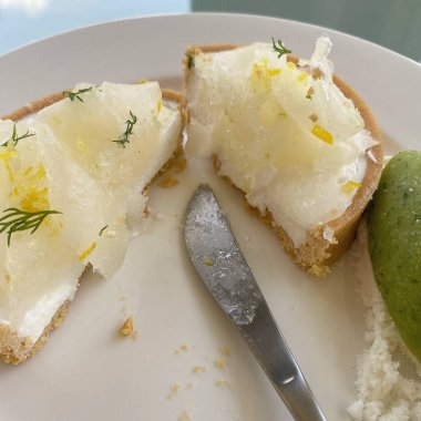 Tereyağlı ve kremalı taze ekmeğin yakın görüntüsü