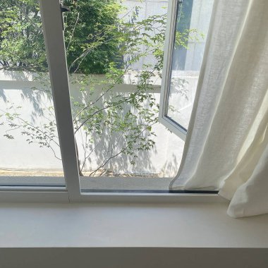 Apartmandaki bir otel odasının içinde.