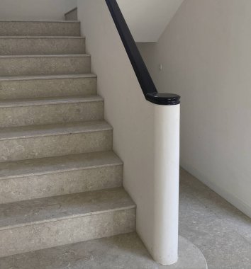 Metal tırabzanlı beton merdiven