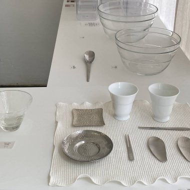 Masada mutfak gereçleri var.