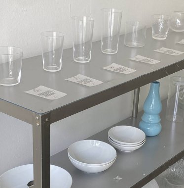 Masada boş mutfak aletleri var.