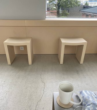 Odasında sandalye olan boş ahşap masa.