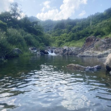 Nehir ve gölü olan güzel bir manzara.