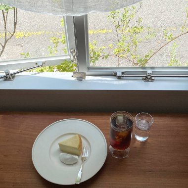 Kahve ve çay eşliğinde nefis bir pasta.