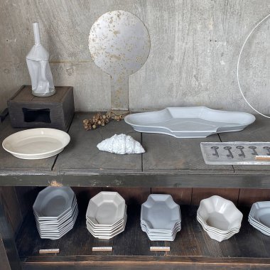 Mutfaktaki ahşap masada temiz tabaklar var.