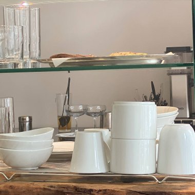 Modern bir mutfakta boş temiz tabaklar