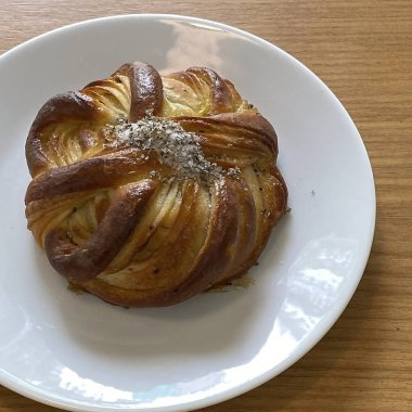 Tavada susam tohumları olan bir çöreğin yüksek açılı görüntüsü.