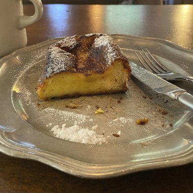 Bir parça kek ve bir fincan çay, ahşap arka planda. Sabah kahvaltısı..