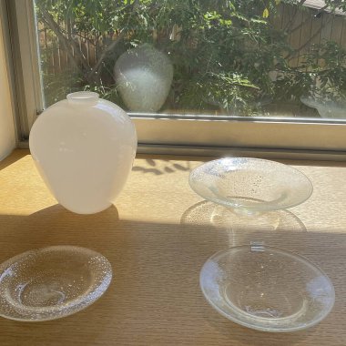 Masada bir bardak su var.