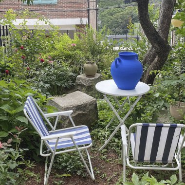 mavi sandalye ve masa