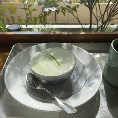 yeşil çay ve dondurma ve masada kaşık