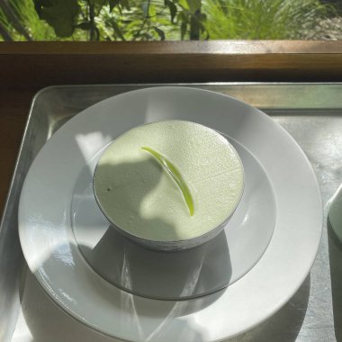 Beyaz bardakta yeşil çay