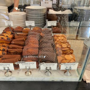 Bir fırında bir sürü çikolatalı pralin.