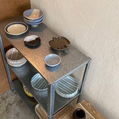 Masadaki boş metal kase.