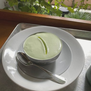 Bir fincan yeşil çayı kaşıkla kapat.