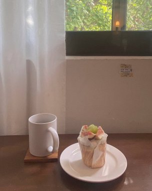 Bir fincan kahve ve bir fincan çay.