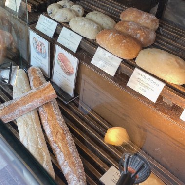 Fırında taze ekmek ve fırın ürünleri.