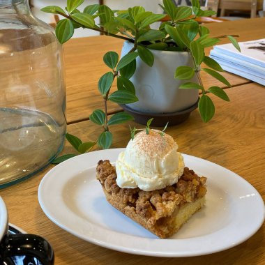 Bir fincan kahveli kek ve bir dilim kek.