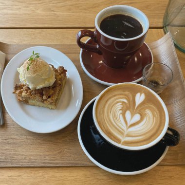 kahve ve kek ahşap masada.