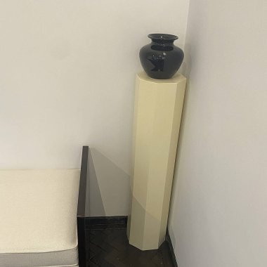 Beyaz seramik fayansla modern ve şık bir iç mekan.