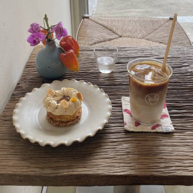 Masada bir fincan kahve ve kek.