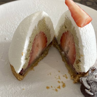 Çilekli ve vanilyalı pasta.