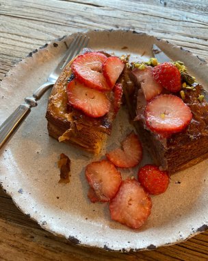 Çilekli ve çikolatalı bir dilim pasta.