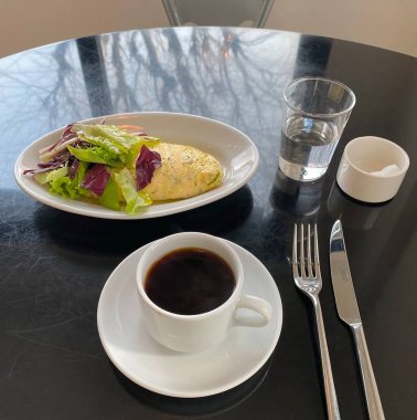 Kahvaltı, kahve ve kruvasan.