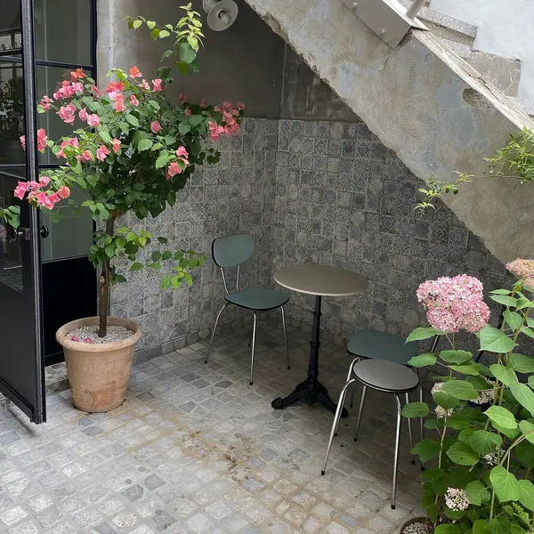 Bahçede küçük bir masa.