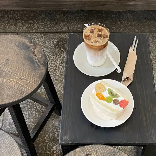 Kremalı ve kahveli lezzetli pasta.