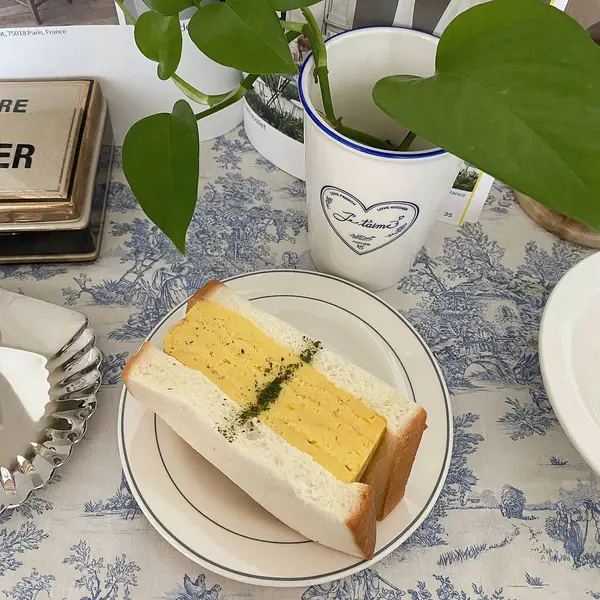 Yeşil çaylı beyaz ve sarı bir kekin yakın plan çekimi.