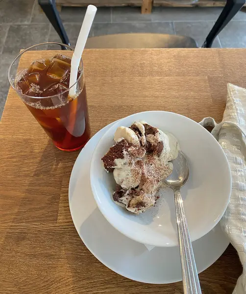 Dondurmalı ve tabakta kremalı çikolatalı dondurma.