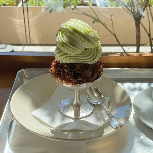 Bir fincan çayla birlikte yakın plan bir pasta fotoğrafı.