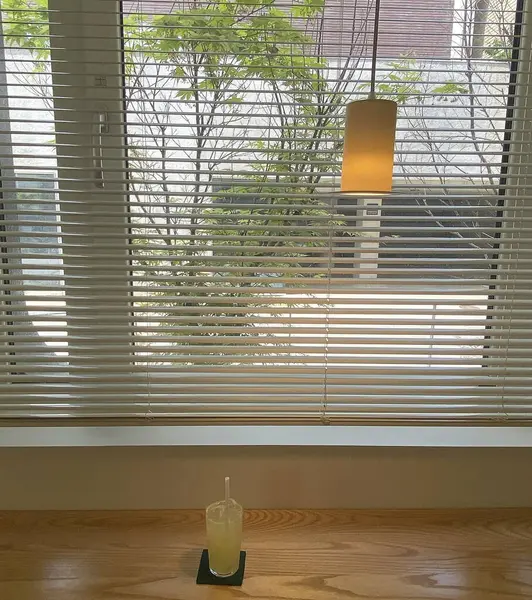 Modern bir apartmanın içinde.