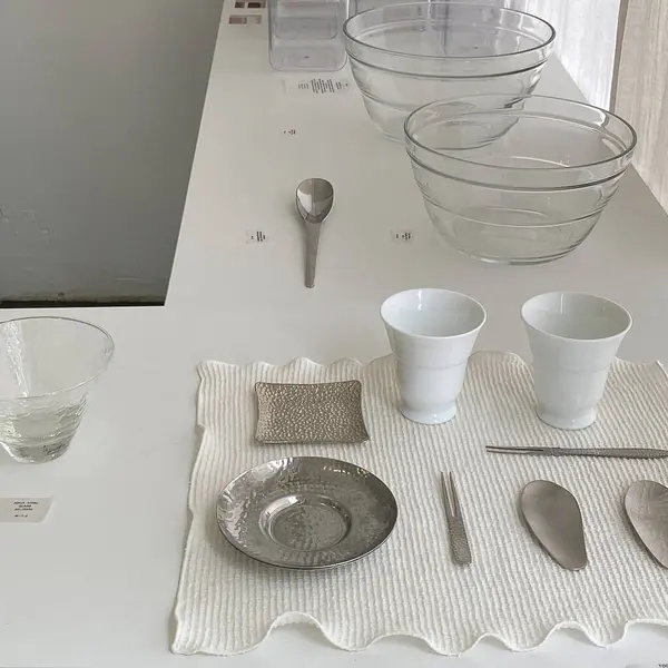 Masada mutfak gereçleri var.