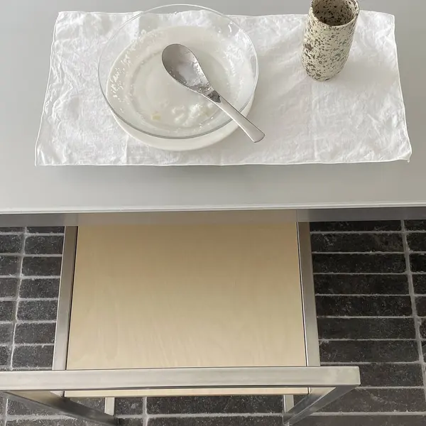 Modern mutfak ve mutfak masası