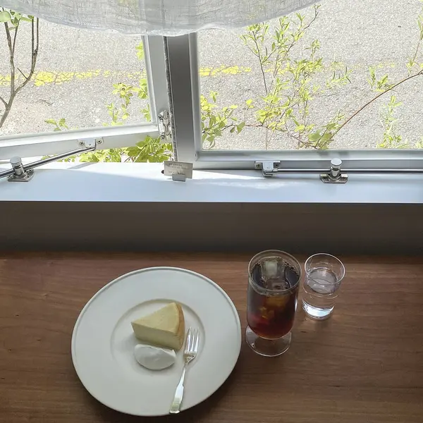 Kahve ve çay eşliğinde nefis bir pasta.